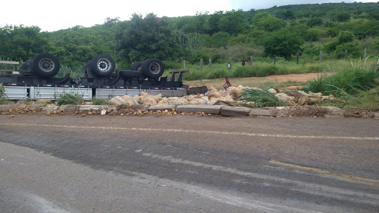 Esta foto mostra um acidente grave envolvendo uma carreta carregada de batatas na rodovia BA-130, próximo à cidade de Macajuba.
