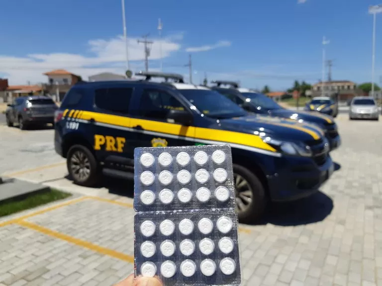 PRF flagra caminhoneiro com 155 comprimidos de anfetaminas na BR 242, em Ibiquera