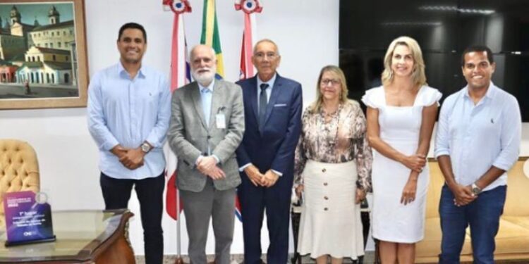 foto do prefeito de itaberaba e do prefeito wilson cardoso ao lado presidente tjb-ba