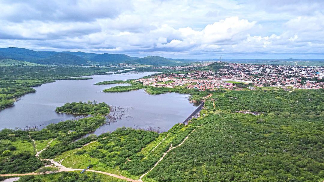 Acompanhe a revitalização do Açude Juracy Magalhães em Itaberaba, um projeto que promete melhorias na infraestrutura e novas opções de lazer e esporte para a cidade. Fotos mostram o progresso do projeto e as novas áreas de lazer que estão sendo criadas