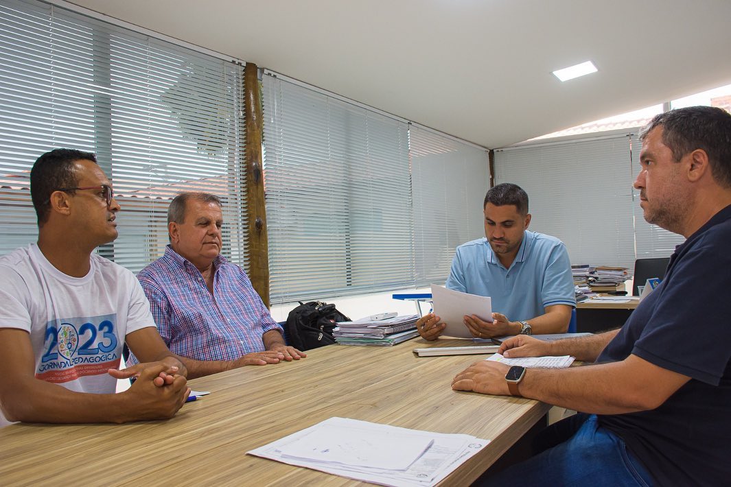O prefeito de Itaberaba, Ricardo Mascarenhas (PP), juntamente com David dos Anjos, Fabrico Martines e Alfredo, presidente do Sindicato Rural, discutem soluções para o desenvolvimento do setor rural na região