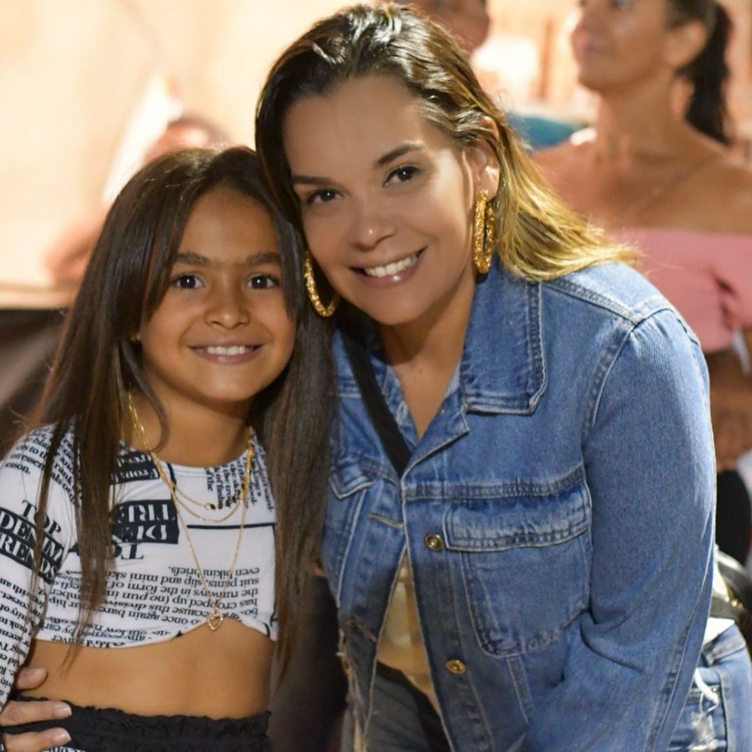 foto de vanessa sena ao lado de garota durante um evento em lençóis -ba