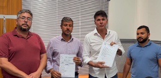 Prefeito de Itaberaba entrega alvará para construção de unidade do Atakarejo