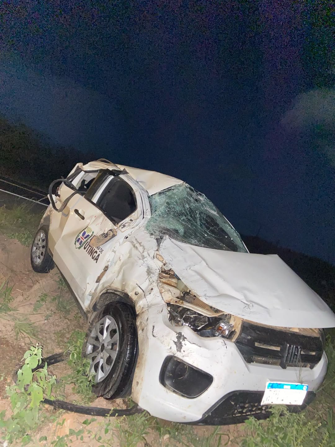 Carro da Prefeitura de Utinga capota na BA-052 e deixa três feridos