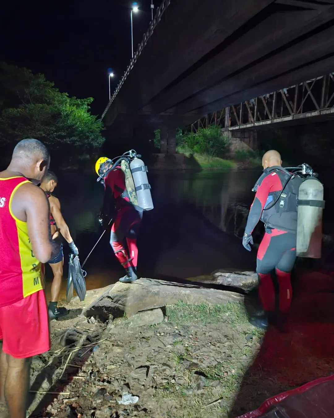 Bombeiros resgatam corpo a 12 metros de profundidade no Rio Paraguaçu, em Iaçu