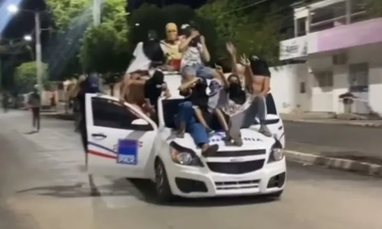 Encapuzados vandalizam carros e ruas no interior da Bahia