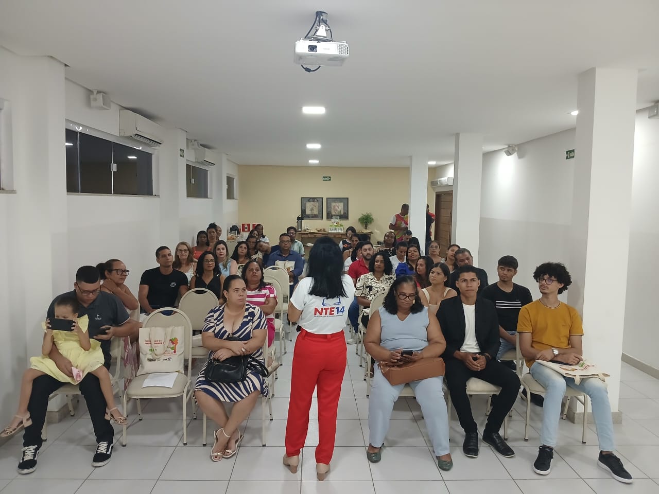 Professores aprovados em concurso tomam posse em evento realizado pelo NTE14