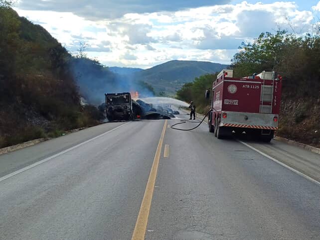 Caminhão é destruído pelas chamas na BR-242