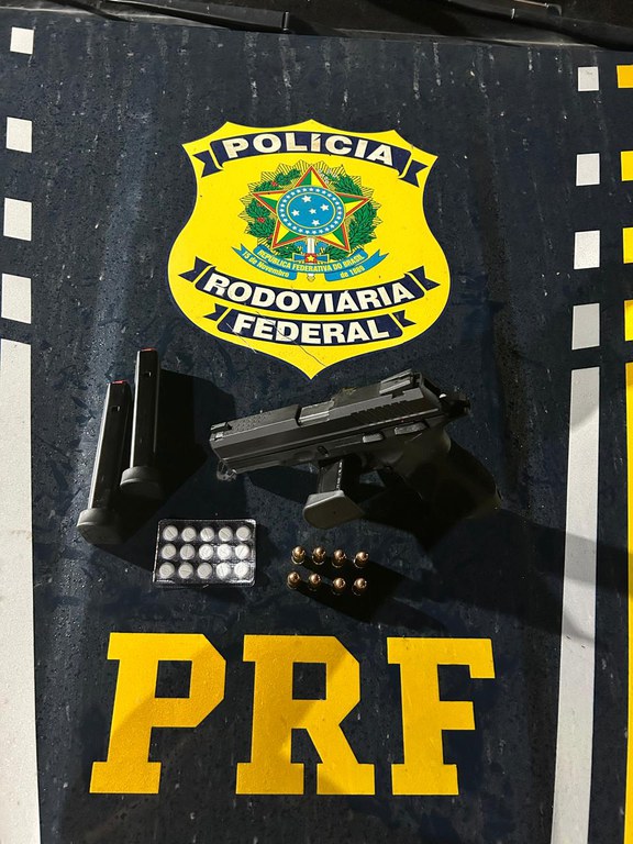 Caminhoneiro é flagrado com arma e anfetaminas durante operação da PRF em Seabra