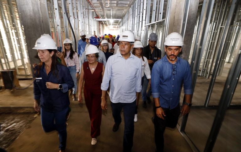 Governador entrega equipamentos e vistoria obras do Hospital Vale do Ouro em Jacobina