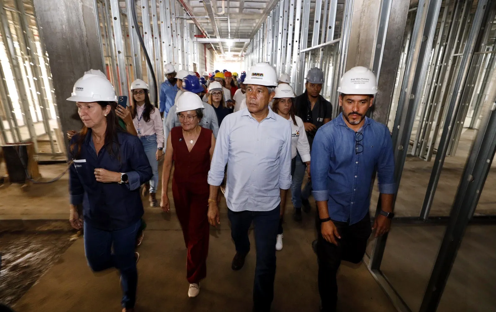 Governador entrega equipamentos e vistoria obras do Hospital Vale do Ouro em Jacobina