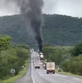 Caminhão carregado com álcool pega fogo na BR-242 em Itaberaba