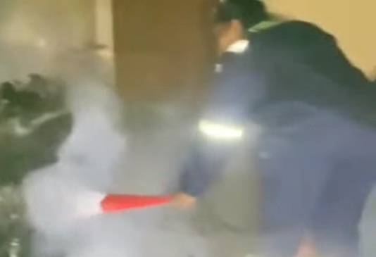 Moto pega fogo dentro de garagem em Ipirá