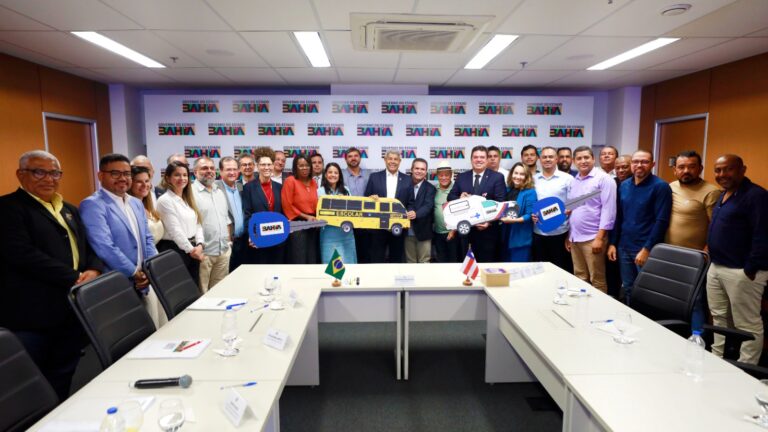 Iramaia recebe novos veículos para saúde e educação em reunião com governador