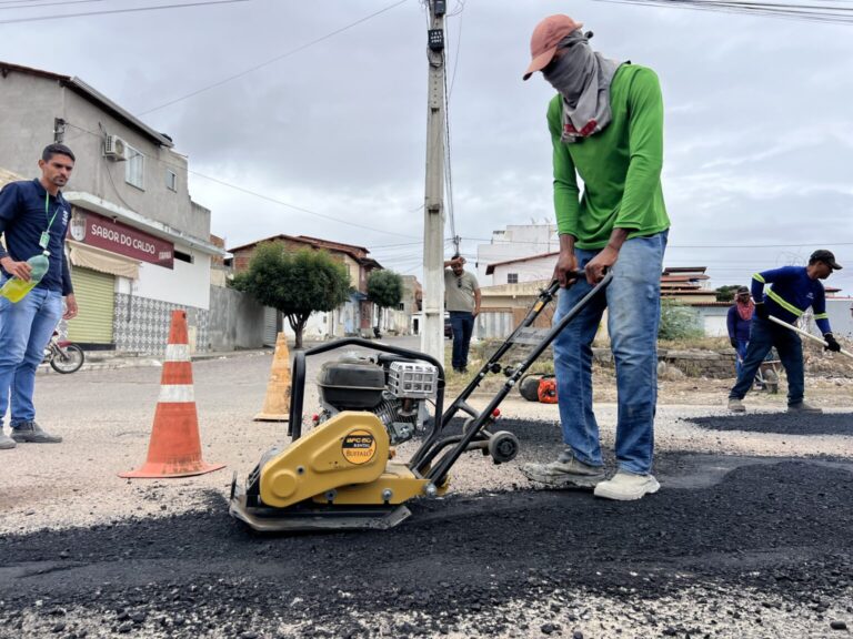 Prefeitura de Itaberaba realiza operação tapa-buracos em diversas ruas