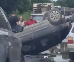 Acidente entre carro e caminhão é registrado na BR-242 na Chapada Diamantina