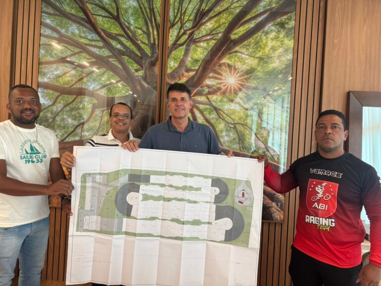 PREFEITO RECEBE DA ASSOCIAÇÃO DE BICICROSS DE ITABERABA (ABI) O PROJETO DA NOVA PISTA DE BICICROSS