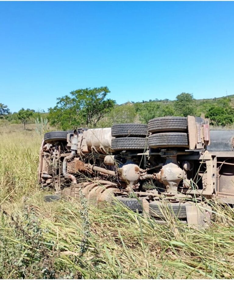 Acidente envolvendo carreta e carro é registrado próximo ao povoado Amparo do Zuca