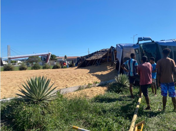 Acidente entre caminhão e caminhonete provoca interdição na BR-242 em Itaberaba
