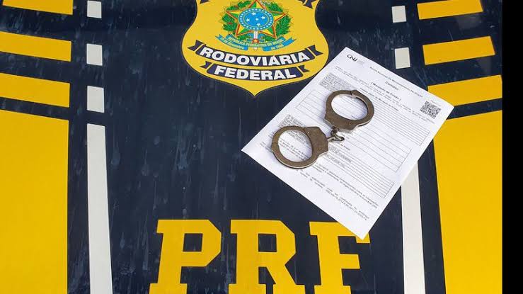 PRF cumpre mandado de prisão durante abordagem na BR-242, em Seabra