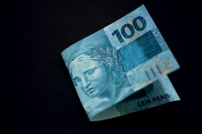 Governo projeta salário mínimo de R$ 1.717 para 2027