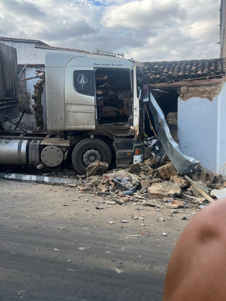 Caminhão bitrem atinge duas casas e causa danos em Itaberaba