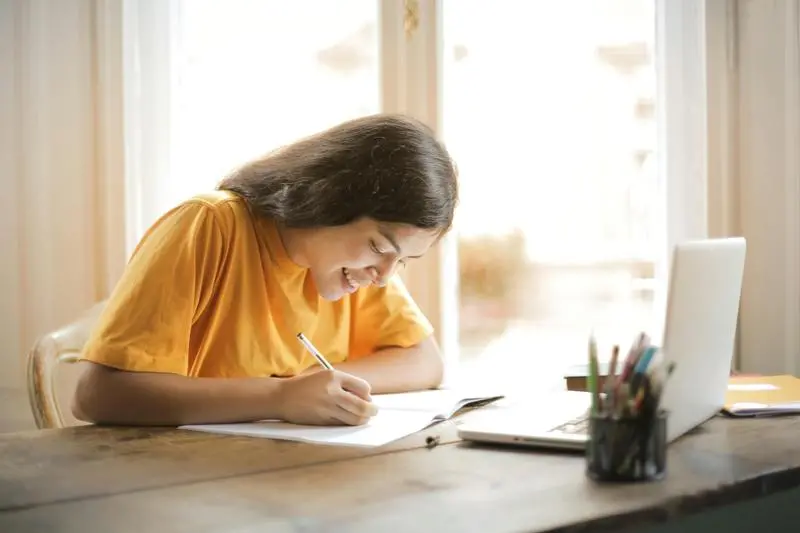 estudante estudando para enem 2025