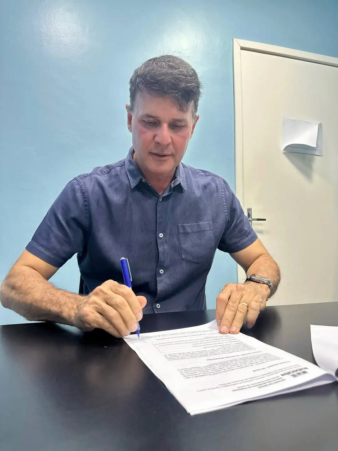 Prefeito assina pagamento do piso da Enfermagem no Instituto do Rim de Itaberaba
