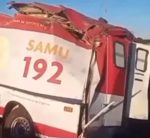 Ambulância capota na BR-242